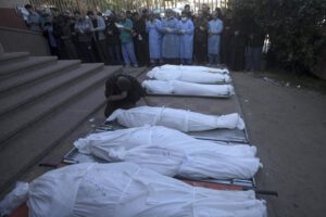 Familiares de palestinos muertos durante los ataques aéreos israelíes en Gaza