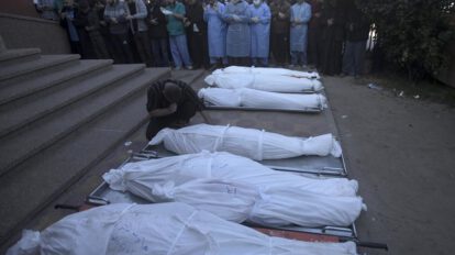 Familiares de palestinos muertos durante los ataques aéreos israelíes en Gaza