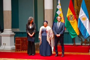 Embajador argentino en Bolivia es condecorado por el Gobierno boliviano