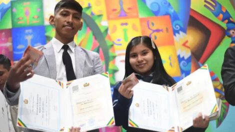 Bachilleres en Bolivia recibirán sus diplomas a partir del 12 de diciembre