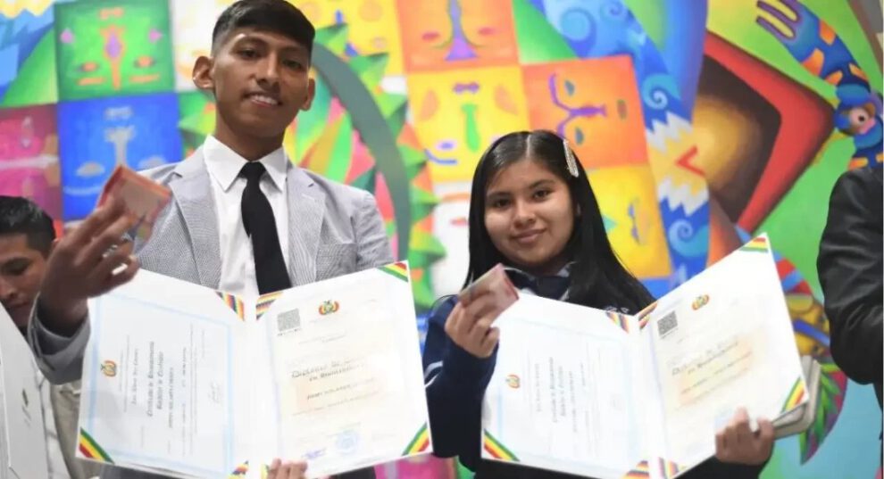 Bachilleres en Bolivia recibirán sus diplomas a partir del 12 de diciembre