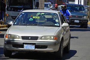 Taxista aprehendido en La Paz tras robar pertenencias a pasajeros ebrios