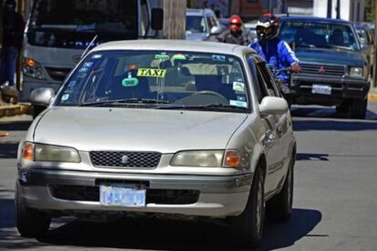 Taxista aprehendido en La Paz tras robar pertenencias a pasajeros ebrios