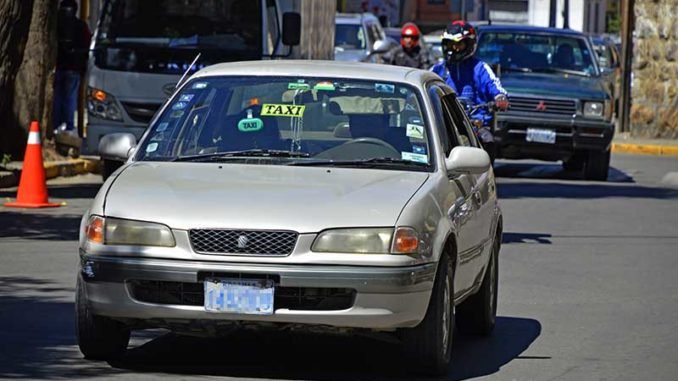 Taxista aprehendido en La Paz tras robar pertenencias a pasajeros ebrios