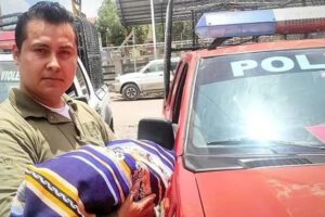 bebé abandonada en patrulla policial