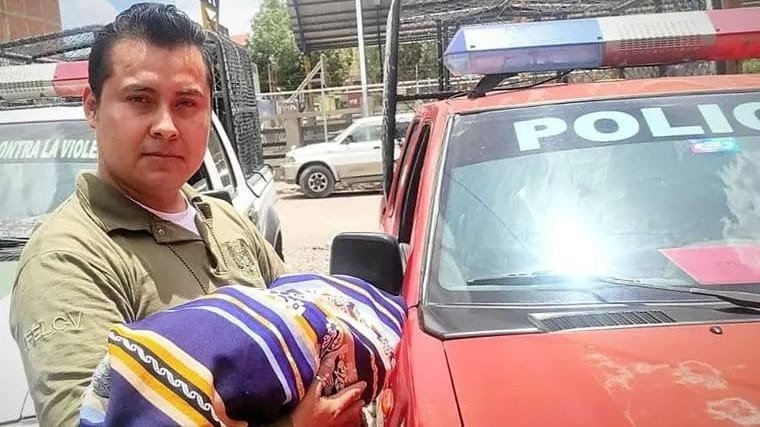 bebé abandonada en patrulla policial