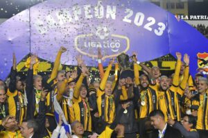 Los jugadores de The Strongest celebran el título con el trofeo en manos