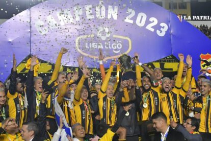 Los jugadores de The Strongest celebran el título con el trofeo en manos
