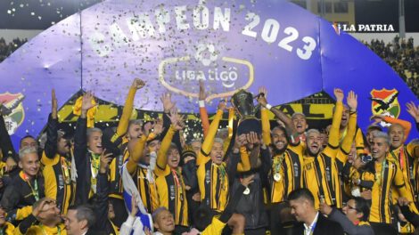 Los jugadores de The Strongest celebran el título con el trofeo en manos