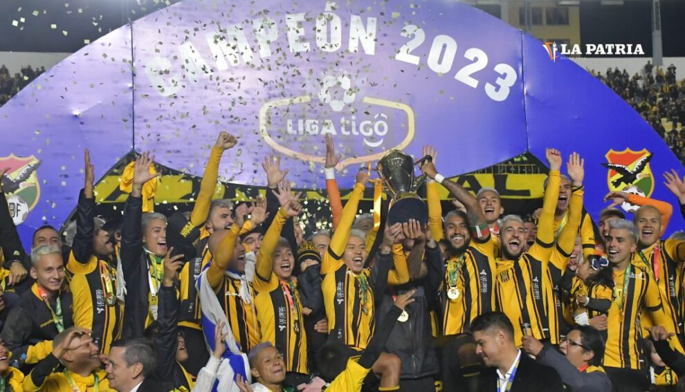 Los jugadores de The Strongest celebran el título con el trofeo en manos