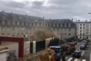 Productores franceses protestan con estiércol y neumáticos