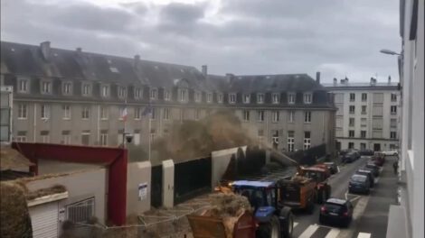 Productores franceses protestan con estiércol y neumáticos
