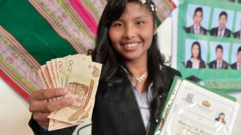 Incentivo económico para bachilleres destacados en Oruro