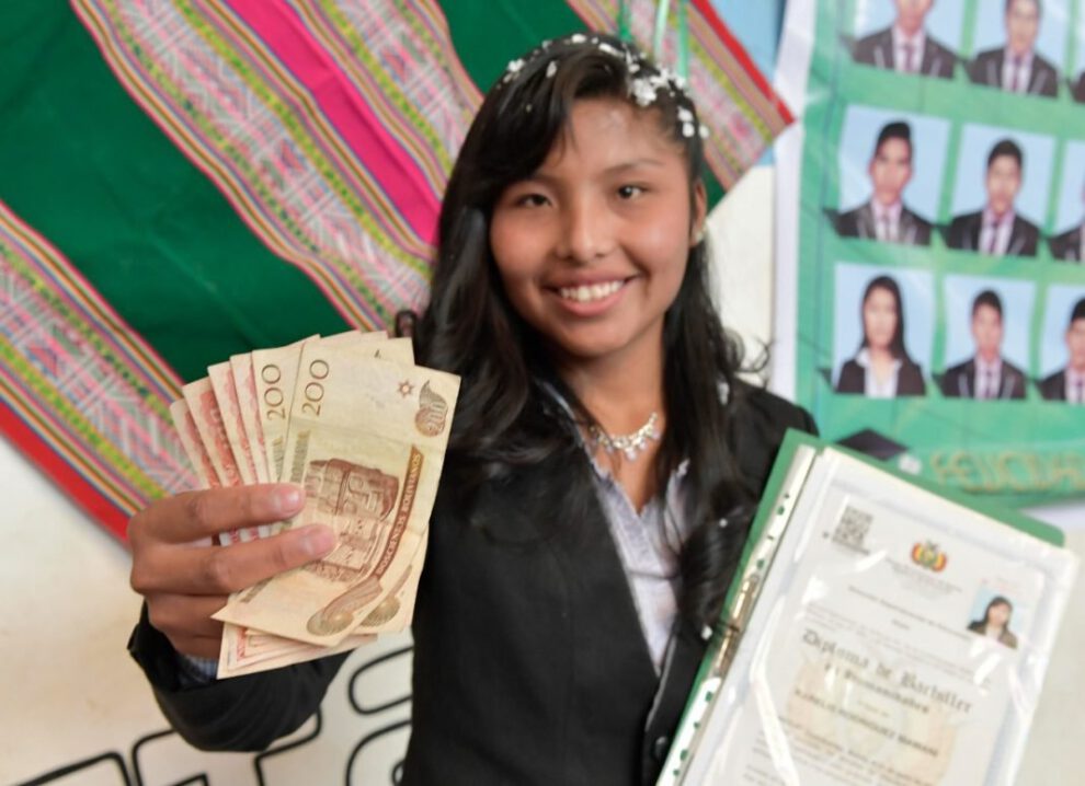 Incentivo económico para bachilleres destacados en Oruro
