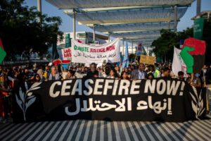 Activistas participan en la protesta por Justicia Climática en la COP28