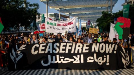 Activistas participan en la protesta por Justicia Climática en la COP28