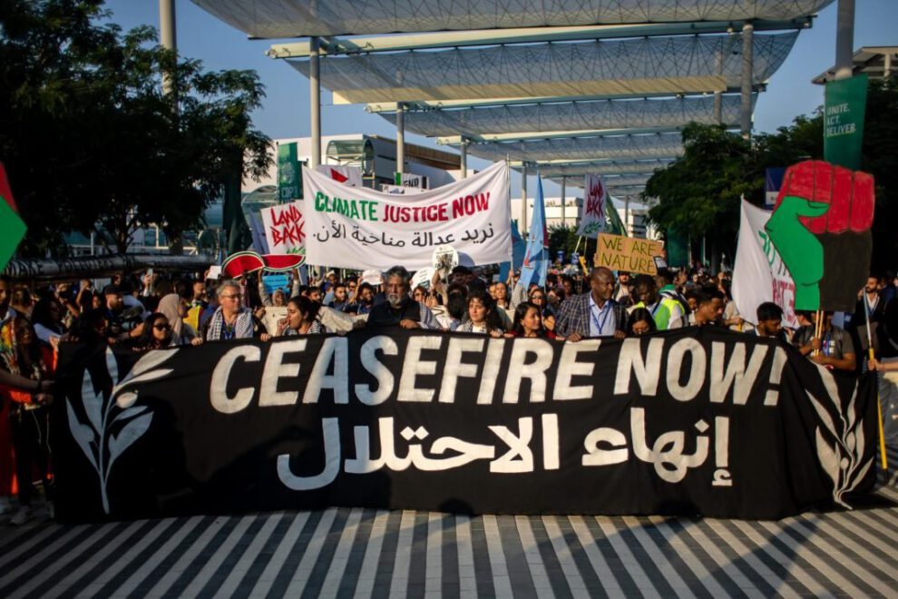 Activistas participan en la protesta por Justicia Climática en la COP28