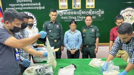 Mujer embarazada detenida en Camboya