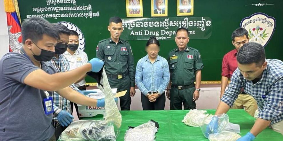 Mujer embarazada detenida en Camboya