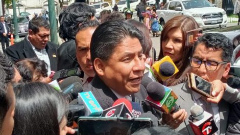 Ministro de Justicia Iván Lima denuncia intento de favorecer a asesor jurídico