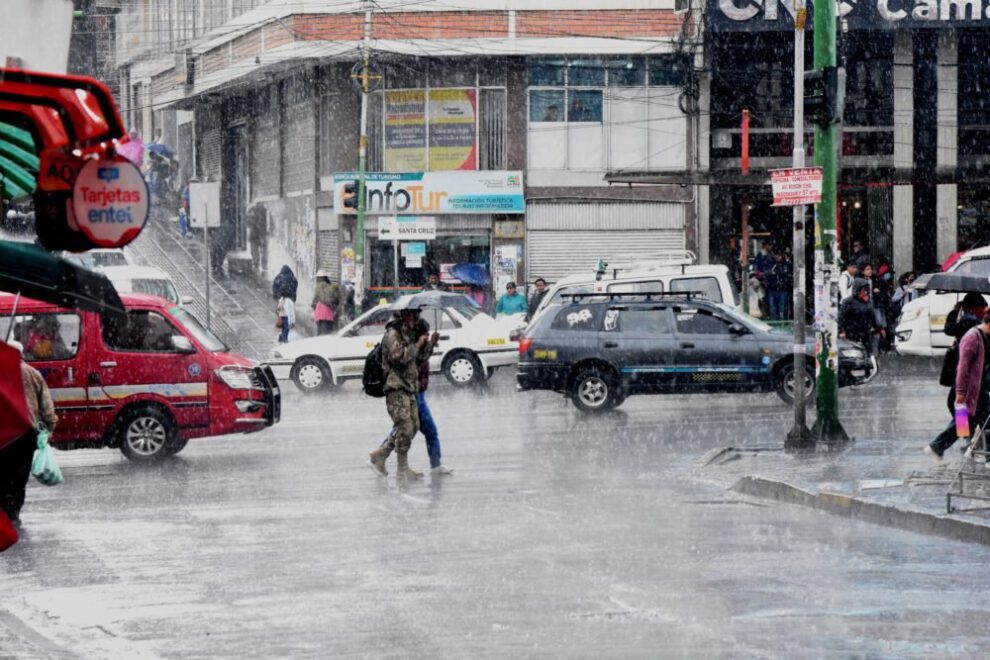 Inundaciones en Bolivia afectan a miles de familias