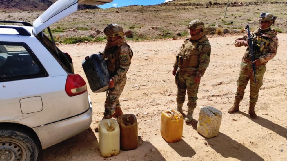 Contrabando en La Paz: efectivos militares confiscan combustible y cebolla