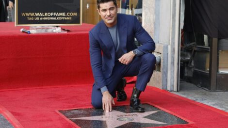 Zac Efron homenajea a Matthew Perry al recibir su estrella en el Paseo de la Fama de Hollywood