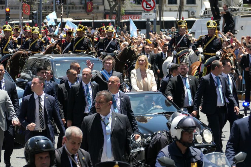 Ataque contra caravana presidencial liderada por Javier Milei