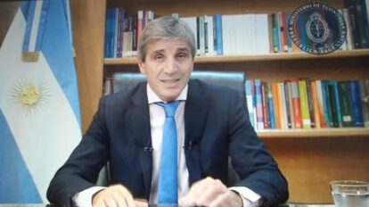 Devaluación del 50% anunciada por el nuevo ministro de Economía, Luis Caputo