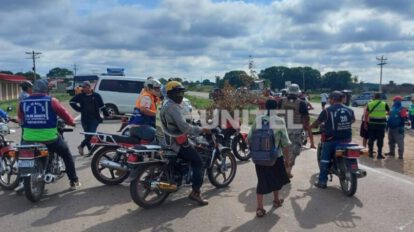 Bloqueo carretera Cochabamba-Santa Cruz por mototaxistas