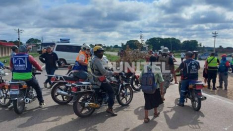 Bloqueo carretera Cochabamba-Santa Cruz por mototaxistas