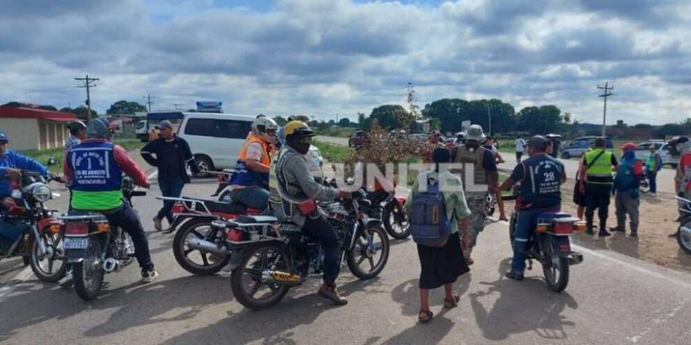 Bloqueo carretera Cochabamba-Santa Cruz por mototaxistas