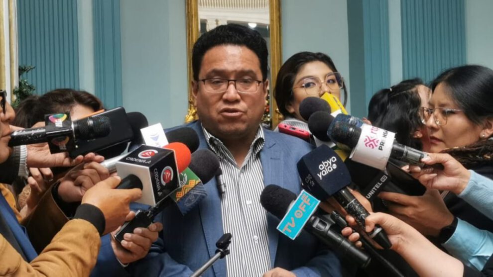 Contratos irregulares revelados por César Siles