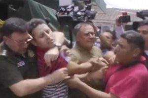 Comandante policial Santa Cruz durante forcejeo con Edmand Lara