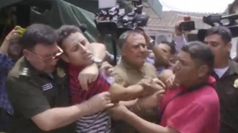 Comandante policial Santa Cruz durante forcejeo con Edmand Lara