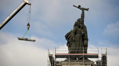 Retirada de monumento soviético en Bulgaria