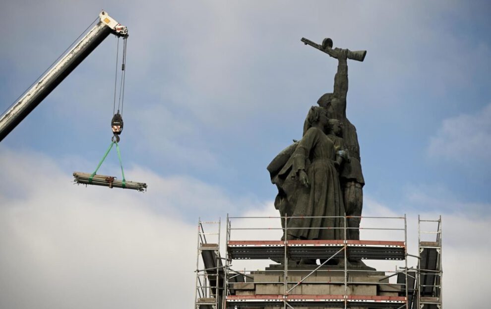 Retirada de monumento soviético en Bulgaria