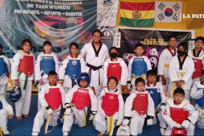 Niños y jóvenes participan en el seminario de Taekwondo Oruro
