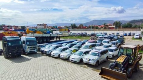 Decomiso de vehículos ilegales por la Aduana Nacional