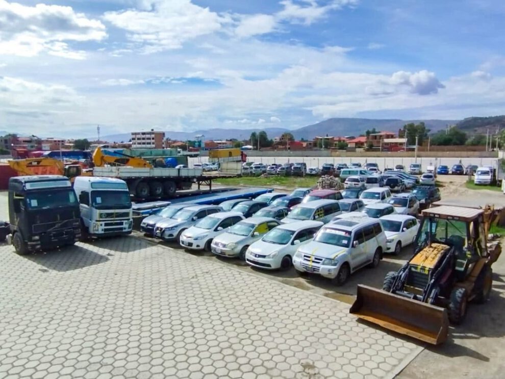 Decomiso de vehículos ilegales por la Aduana Nacional