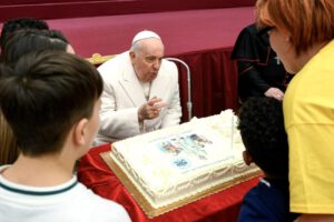 Papa Francisco cumple 87 años rodeado de niños en el Vaticano