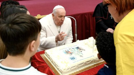 Papa Francisco cumple 87 años rodeado de niños en el Vaticano