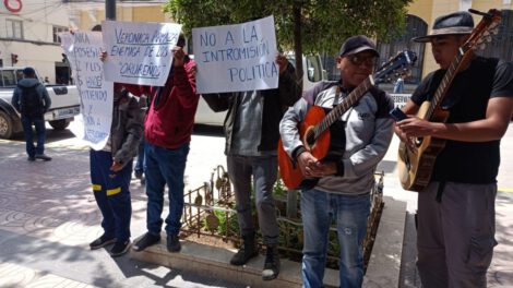 Bloqueo en Oruro por estudiantes de la EBIM