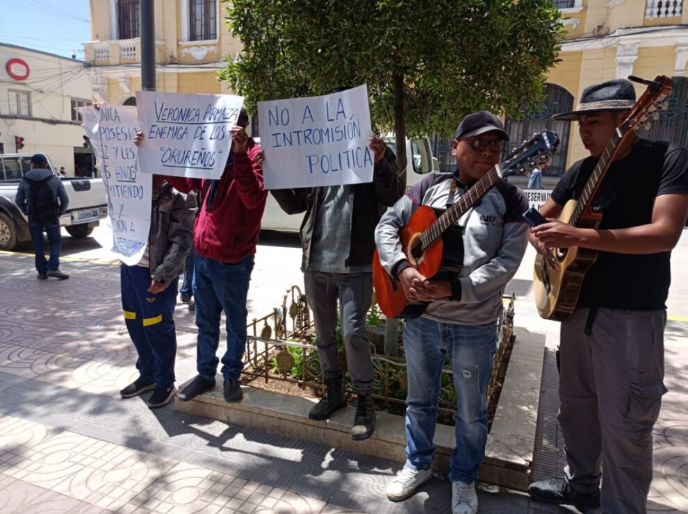 Bloqueo en Oruro por estudiantes de la EBIM