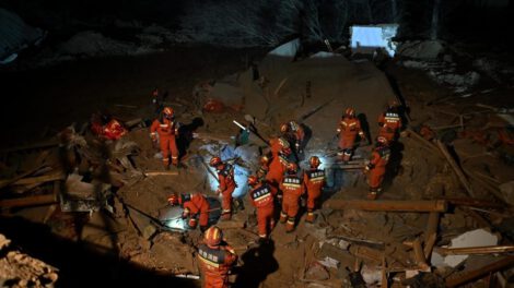 Terremoto en China deja al menos 127 muertos y cientos de heridos bajo el duro clima invernal