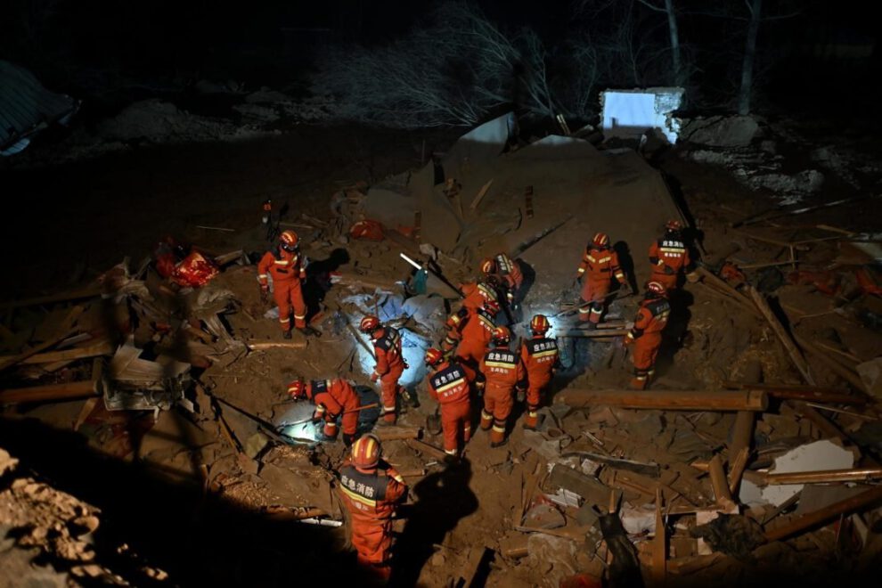 Terremoto en China deja al menos 127 muertos y cientos de heridos bajo el duro clima invernal