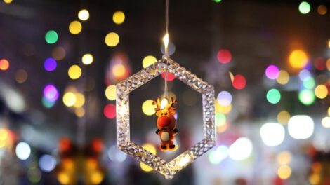 Feria de Navidad en La Paz con adornos y figuras del Niño Jesús