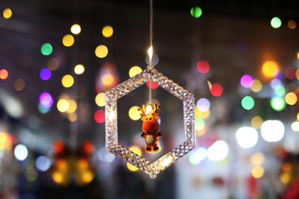 Feria de Navidad en La Paz con adornos y figuras del Niño Jesús