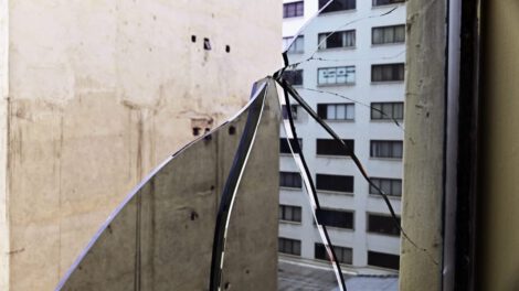 Ventanal dañado ANP en edificio Mariscal de Ayacucho