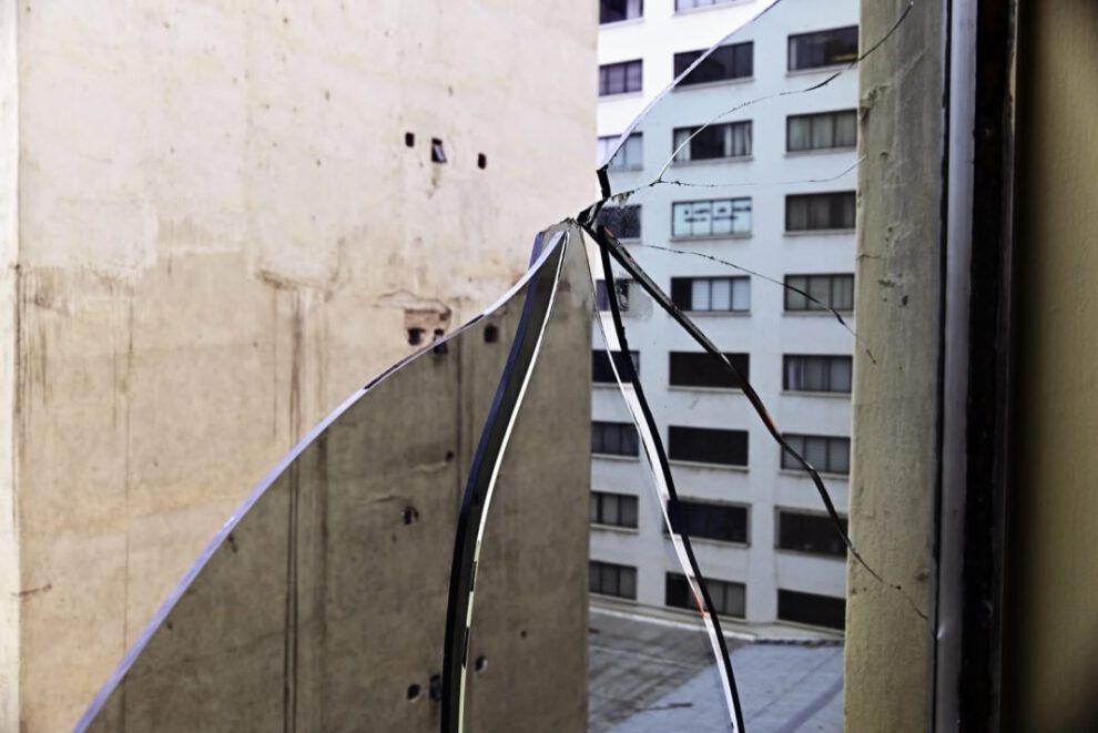 Ventanal dañado ANP en edificio Mariscal de Ayacucho